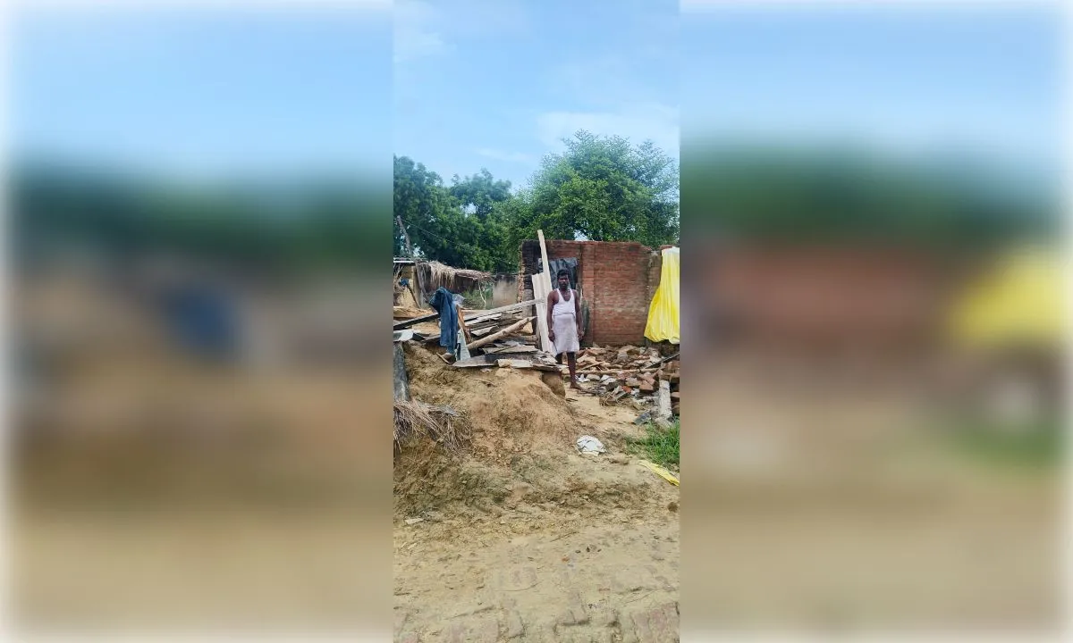 मजदूर का कच्चा मकान गिरने से मलबे में दबी गृहस्थी, परिवार सुरक्षित