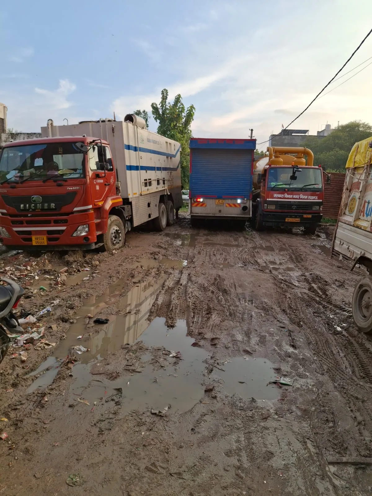 आवासीय इलाके में भारी वाहनों की पार्किंग बनी आफ़त