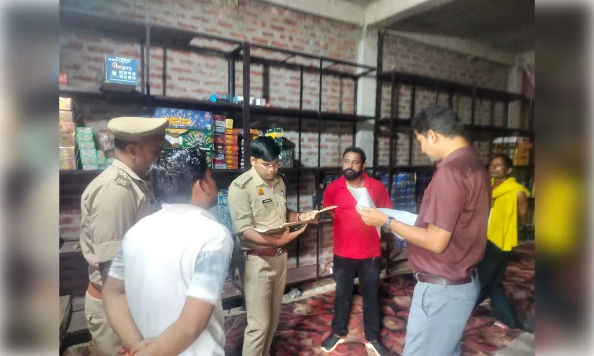 पटाखा दुकानों की सघन चेकिंग, सुरक्षा मानकों के पालन के दिए निर्देश