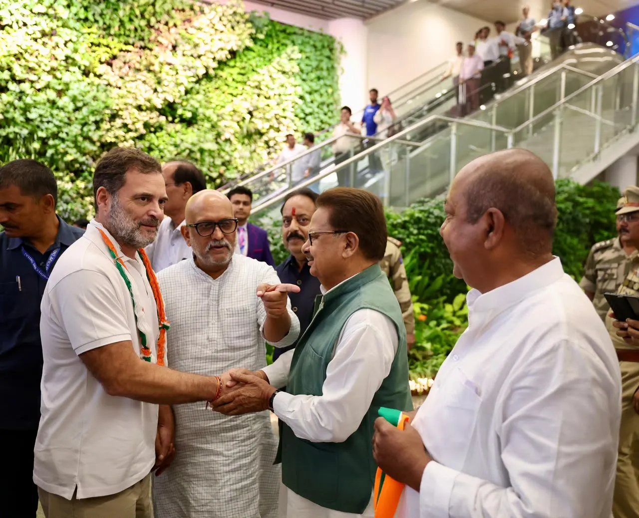 राहुल गांधी का लखनऊ  एयरपोर्ट पर स्वागत 
