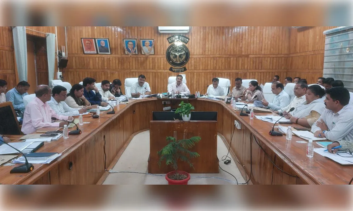 कर करेत्तर एवं राजस्व कार्यों की समीक्षा बैठक, डीएम ने दिए निर्देश