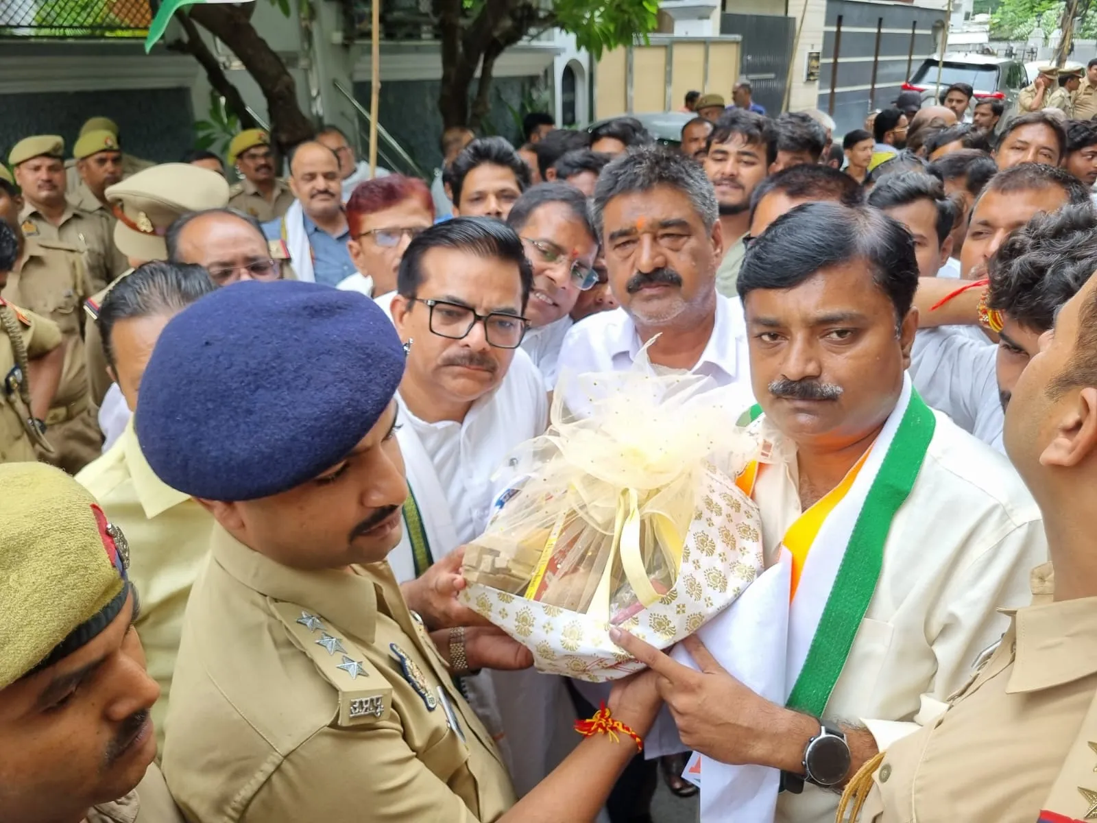 कांग्रेस ने जिला प्रशासन को सौंपा पूजन सामग्री 