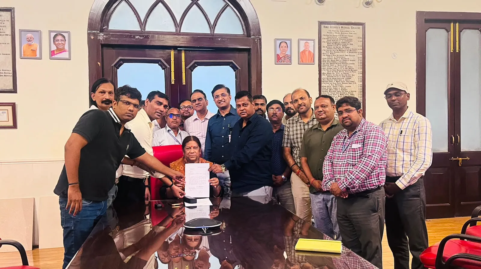 केजीएमयू के कर्मचारियों में खुशी की लहर  