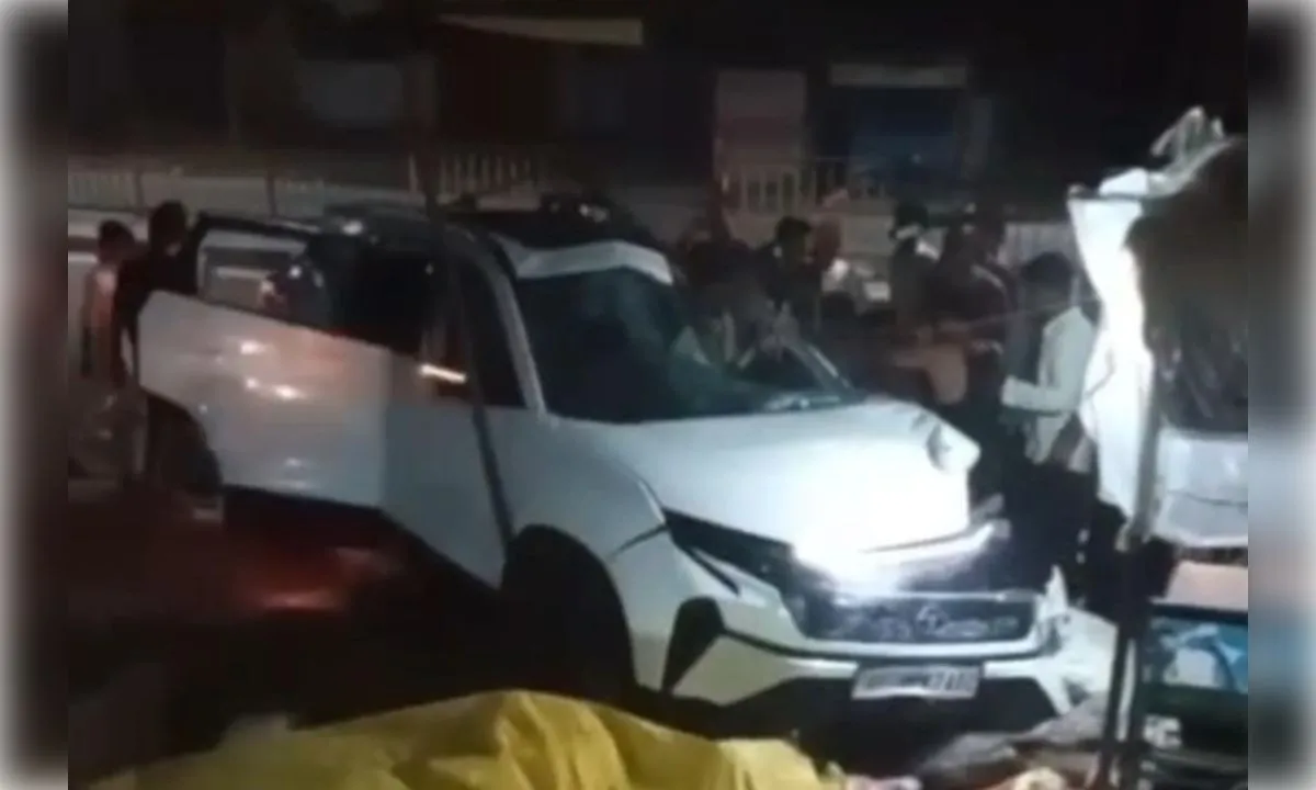 ट्रक को बचाने के चक्कर में कार अनियंत्रित होकर डिवाइडर से टकरायी