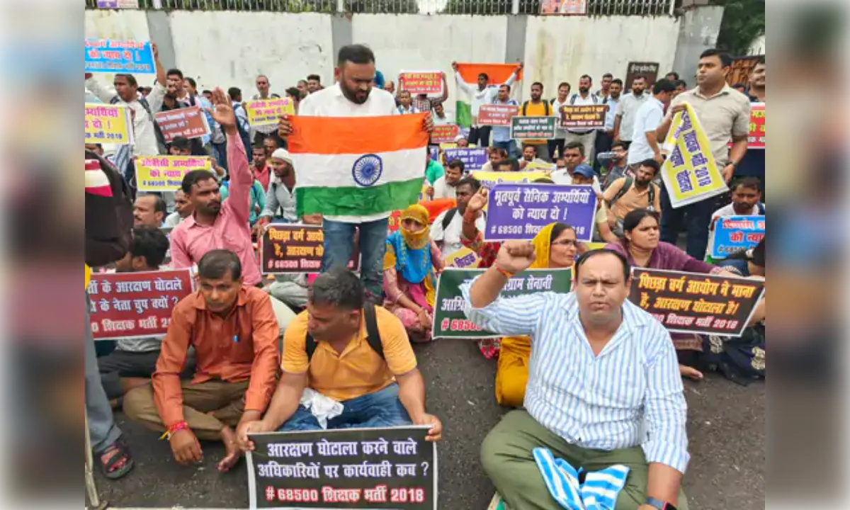 अभ्यर्थियों ने शिक्षा मंत्री का आवास घेरा, एक घंटे तक नारेबाजी
