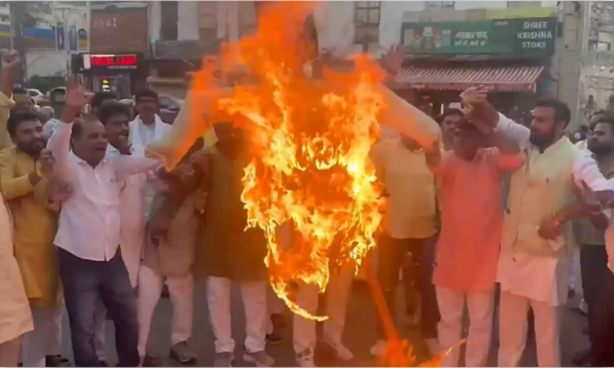 चौराहे पर फूंका अखिलेश यादव का पुतला, पुलिस ने नहीं रोका