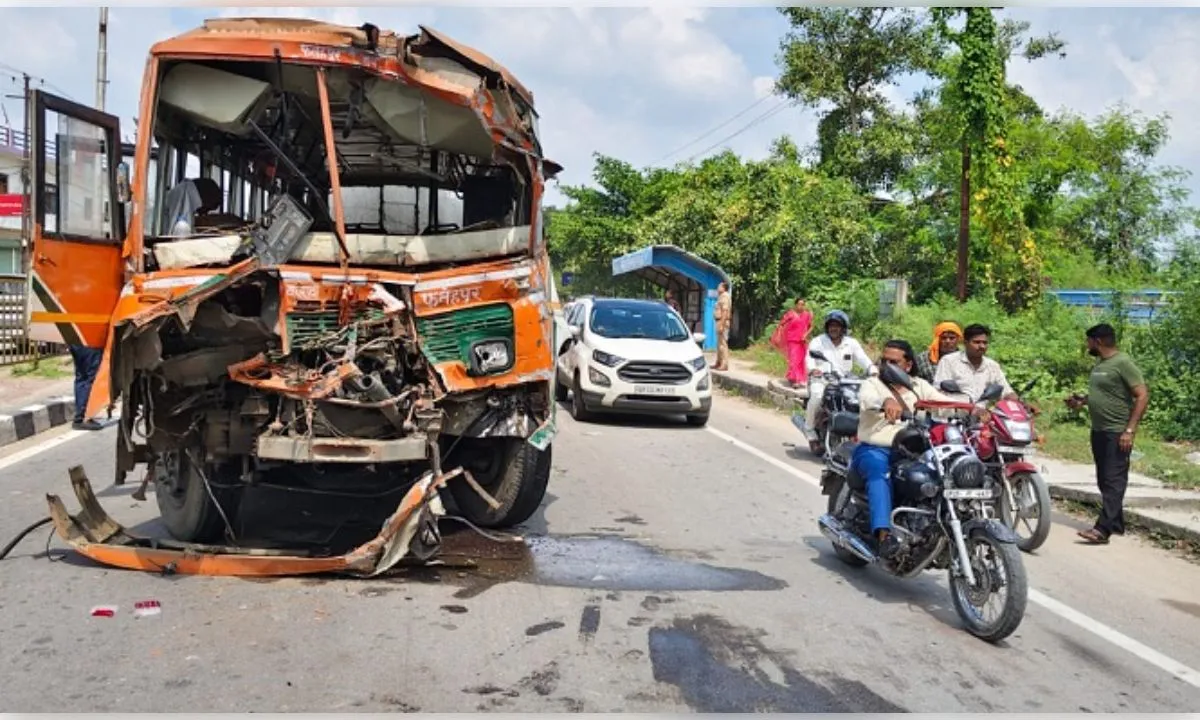 लखनऊ में बड़ा हादसा: स्टेयरिंग फेल होने से ट्रक से टकराई रोडवेज बस