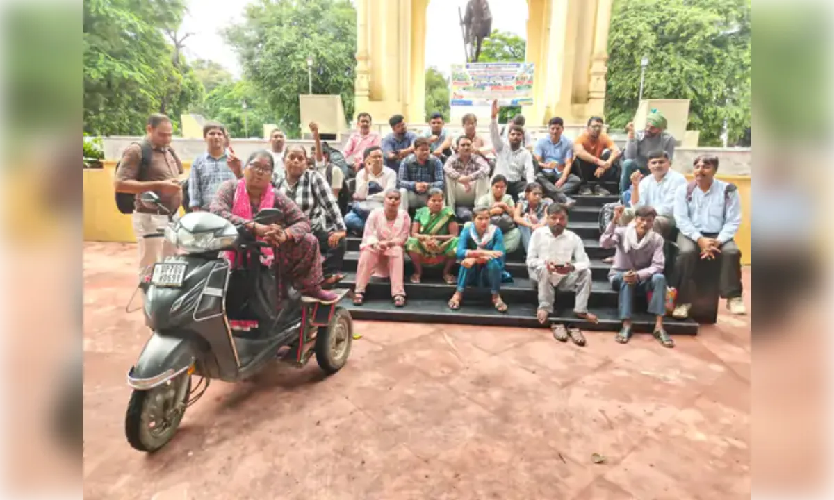 जीपीओ गांधी प्रतिमा पर दिव्यांग शिक्षकों का विरोध प्रदर्शन