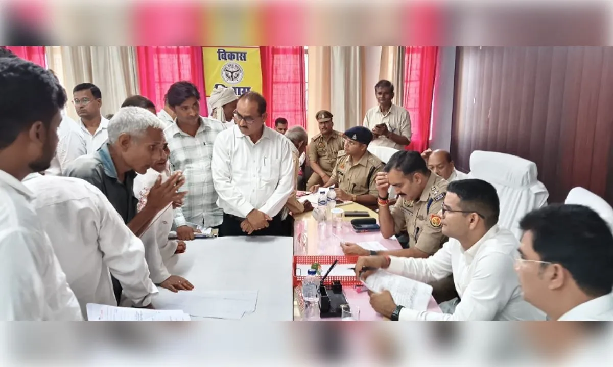 उतरौला में समाधान दिवस पर जिलाधिकारी ने सुनीं जनसमस्याएं