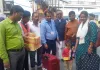 छठ पूजा के बाद स्टेशन पर उमड़ी भीड़ के बीच रेल परामर्श सदस्य ने बांटी फूड पैकेज व बोतल बंद पानी