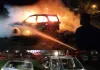 नारसन बॉर्डर के पास वर्कशॉप के बाहर खड़ी दो कारों में लगी भीषण आग