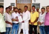 विद्यालय समय परिवर्तन, जनगणना मानदेय भुगतान की मांग को लेकर शिक्षकों ने डीएम को सौंपा ज्ञापन