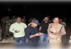 गौ तस्करों ने पुलिस पर की फायरिंग, जवाबी कार्रवाई में दो सगे भाइयों के पैर में लगी गोली