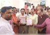 परीक्षा ड्यूटी में शिक्षक से अभद्रता का आरोप, शिक्षकों ने एसडीएम के निलंबन की मांग को लेकर सौंपा ज्ञापन