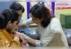 फर्रुखाबाद: जिलाधिकारी ने बच्चे को जिंदगी की दो बूंद पिला कर की पल्स पोलियो अभियान की शुरुआत