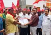 कार्यकर्ताओं की उपेक्षा, अवैध बालू खनन सहित 4 सूत्रीय मांगों को लेकर निषाद पार्टी ने सौंपा ज्ञापन