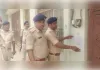 25 से अधिक मामलों में वांछित अपराधी की तलाश तेज, पुलिस ने घर पर चस्पा किया इश्तेहार
