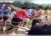 बच्चा चोर समझकर भीड़ ने NGO कर्मियों को पीटा