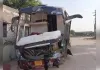 हाई मास्ट लाइट से टकराकर पलटी स्लीपर बस, 13 यात्री घायल; पांच गंभीर रेफर