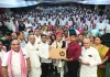 सीबीएसई टॉपर को लैपटॉप देकर अखिलेश यादव ने किया सम्मानित
