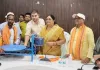 कौशाम्बी में योजनाओं की सौगात: युवाओं को मिले 5 लाख के चेक, लाभार्थियों को बांटे आयुष्मान कार्ड