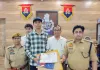 पुलिस अधीक्षक द्वारा अर्पित राज' को बैज लगाकर और किट प्रदान कर किया गया सम्मानित