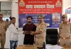 युवक की ईमानदारी से खोया हुआ मोबाइल उसके स्वामी को मिला वापस