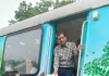 ब्रॉडगेज रेल लाइन की मांग को लेकर व्यापारियों ने एजीएम विनोद कुमार को सौंपा ज्ञापन।