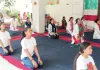 वी. एस. मेमोरियल पब्लिक स्कूल में योग दिवस पर गूंजा 'ॐ', विद्यार्थियों और शिक्षकों ने साधा तन-मन-आत्मा का संतुलन