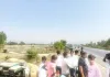तेज रफ्तार ओवरलोड पिकअप की टक्कर से बाइक सवार पति व पत्नी की मौके पर मौत, पुत्र घायल