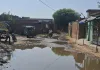 दिलावरपुर गांव में बदहाल सड़क पर जलभराव और गंदगी से लोगों का निकलना दूभर