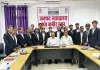 जिला जज द्वारा विधि छात्रों को दिया गया प्रमाण पत्र।