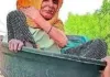 90 साल की सास को सिर पर बैठाकर बहू करवा रही बृज की चौरासी कोस की परिक्रमा