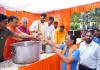 बीजेपी नेता एवं महानगर अध्यक्ष आनंद द्विवेदी ने भंडारों में श्रद्धालुओं को बांटा प्रसाद
