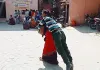 ये है भारतीय नारी! ब्रेन स्ट्रोक के मरीज पति को पीठ पर उठाकर हॉस्पिटल लाई