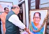 पूर्व राज्यमंत्री के घर पहुँचे राजनाथ सिंह, विनम्र श्रद्धांजलि की अर्पित