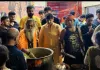 कालीबाड़ी महंत रविंद्र दास ने भंडारे में किया प्रसाद वितरण 