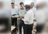 अपर मुख्य सचिव को भेंट की पुस्तक 'साथी हाथ बढ़ाना', विषयवस्तु की सराहना