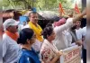 पार्क के फुटपाथ पर 60 से ज्यादा स्थायी दुकानें, स्थानीय लोगों ने किया प्रदर्शन