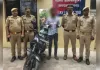मॉर्निंग वॉक पर निकली महिला से चेन लूटने वाला गिरफ्तार, चेन और मोटरसाइकिल बरामद