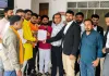 सहकारी समितियों में विसंगतियों और यूरिया की कालाबाजारी के खिलाफ सौंपा सौंपा ज्ञापन 