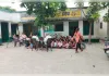 प्राथमिक विद्यालय में जमीन पर बैठाकर बच्चों की पढ़ाई का वीडियो वायरल