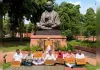 झारखंड की भर्ती परीक्षाओं में कथित अनियमितताओं के विरोध में भाजपा सांसदों का संसद परिसर में मौन उपवास