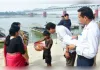 वाराणसी में गंगा के किनारे घाटों पर फूल माला बेचने वाले बच्चों की शिक्षा को लेकर चिंतित हुई राज्य मंत्री