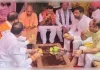 खाट पर आम, 2027 चुनाव पर मंथन; लखनऊ में भाजपा नेतृत्व की रणनीतिक बैठक