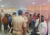 वाराणसी: मंदिर परिसर के बाहर फायरिंग घटना, कार्बाइन गिरने से मची अफरा-तफरी