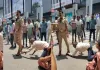 लखनऊ में दरोगा के पैरों पर गिरकर न्याय की भीख मांगता रहा पिता