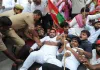 दिल्ली की आग लखनऊ तक पहुंई , सपा सांसदों को हिरासत लेने पर प्रदर्शन