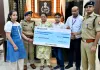 दिवंगत आरक्षी के परिजनों को एसबीआई ने सौंपा ₹1 करोड़ का बीमा चेक,एसपी डॉ. ख्याति गर्ग ने जताई संवेदना