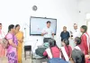 कक्षा में शिक्षक बने डीएम अंजनी कुमार सिंह,स्मार्ट बोर्ड पर पढ़ाया फिजिक्स का पाठ